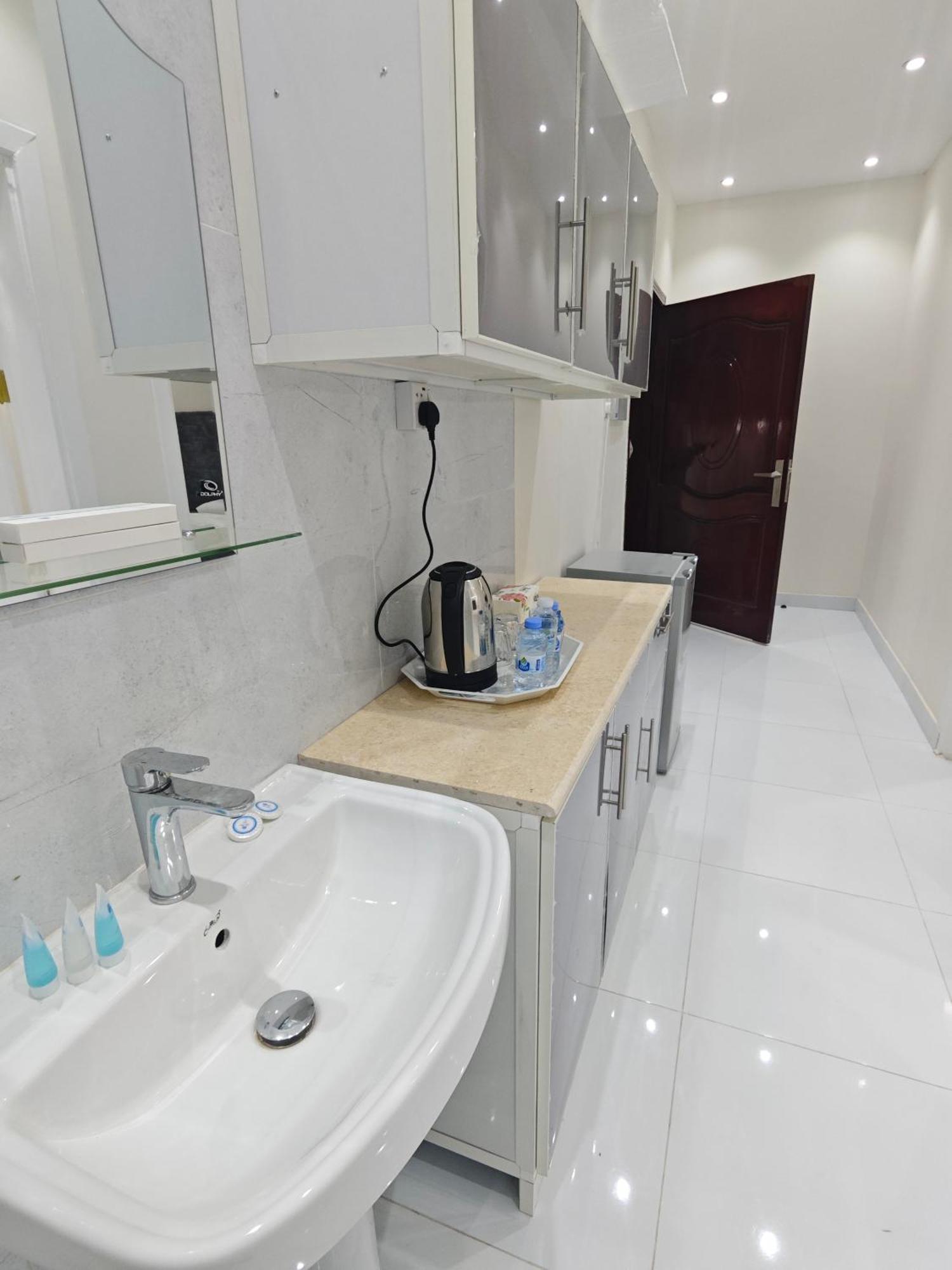 Yaqoot Al Madina Suites Al Awali Exterior photo